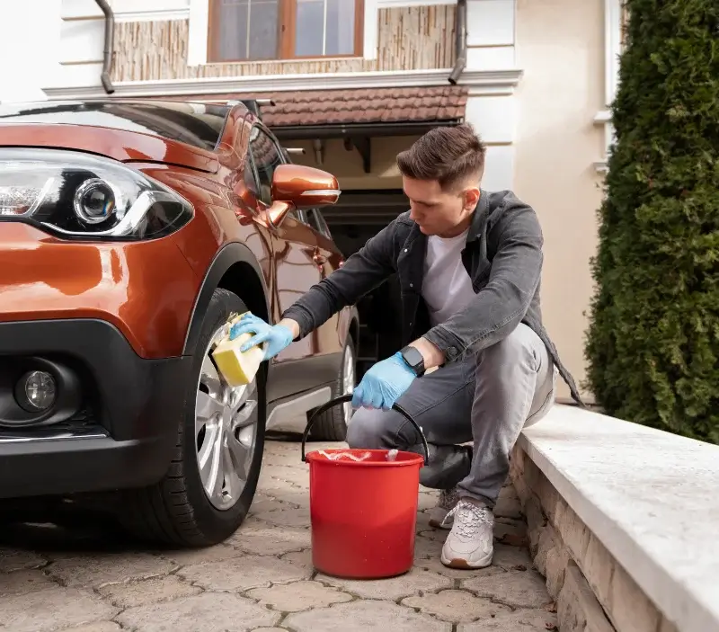 Lavage auto à domicile Beaumont-du-Gâtinais : professionnel intervenant sur un véhicule